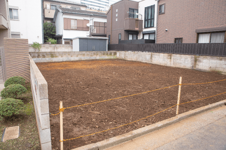 土地は亡くなった人の名義のまま売却できる？土地売却の流れについて