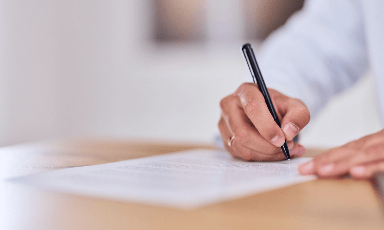 遺産分割協議書は手書きでも有効!手書きの手順や記載例・注意点を解説